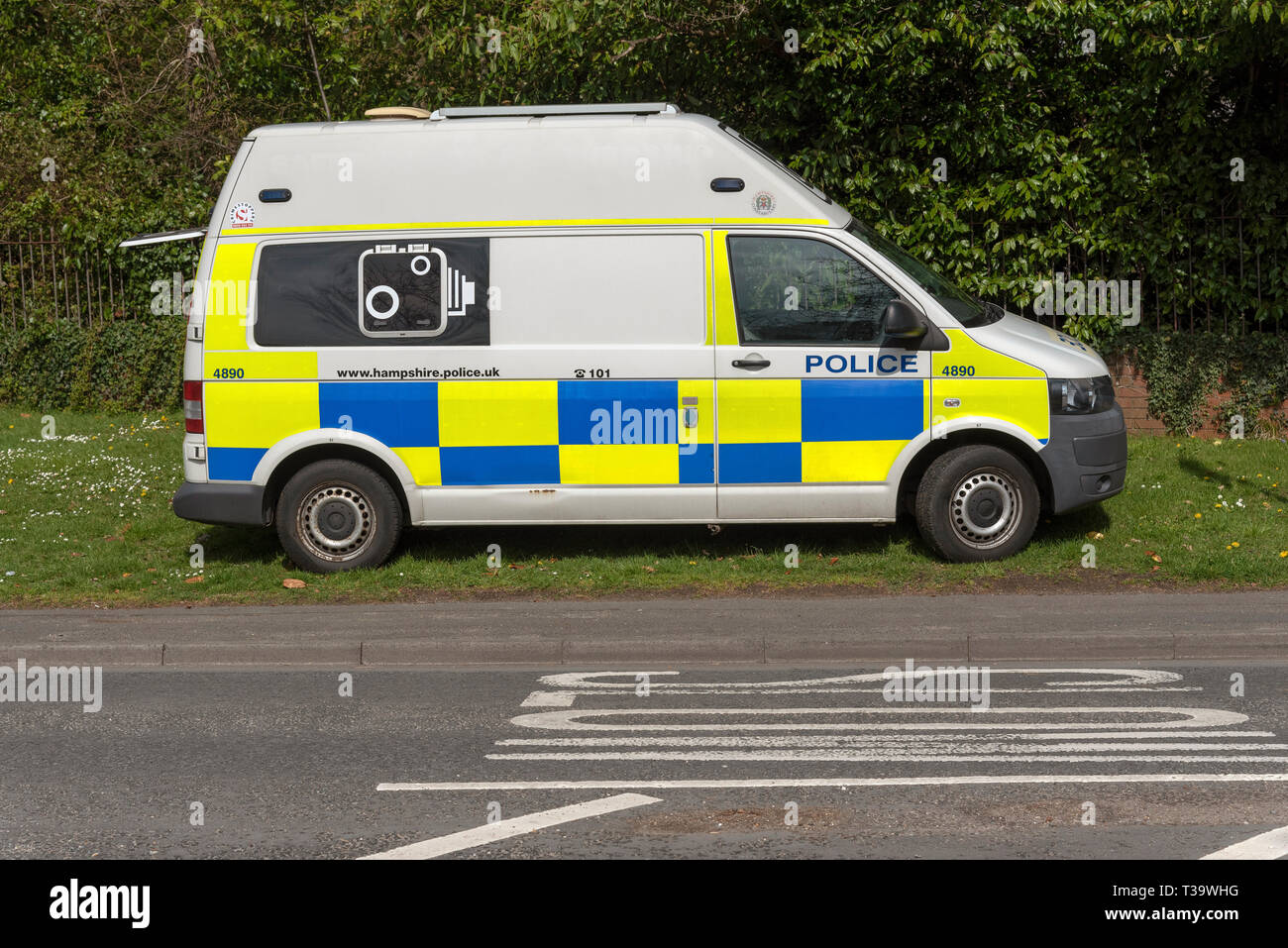 . Avril 2019. Fourgon de police et contrôle de l'appareil photo de l'excès de vitesse les automobilistes en stationnement sur un bord de l'herbe en rois dignes. Banque D'Images