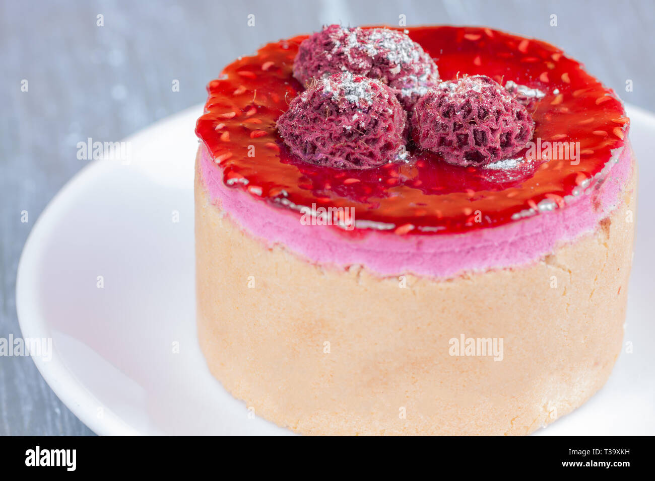 Gâteau aux framboises gâteau éponge et isolé Banque D'Images