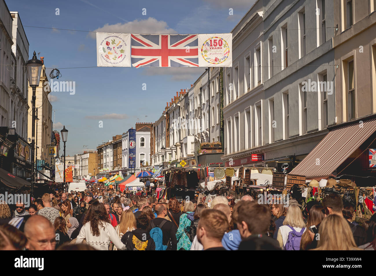 Londres, UK - Novembre 2018. Les gens du shopping au marché de Portobello Road à Notting Hill, le plus grand marché d'antiquités avec plus de 1 000 concessionnaires. Banque D'Images