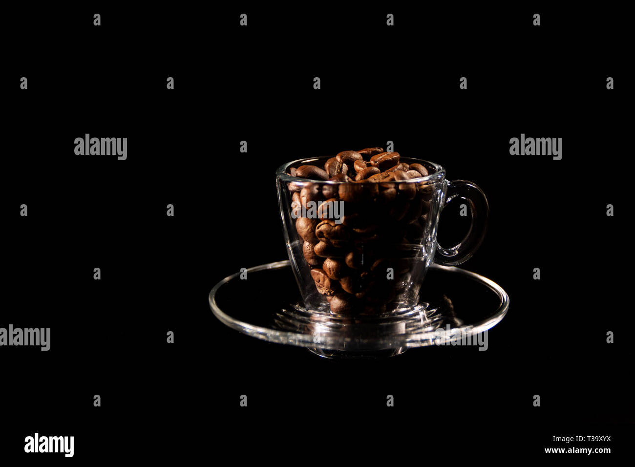 Belle tasse et grains de café brun pour le petit déjeuner Banque D'Images