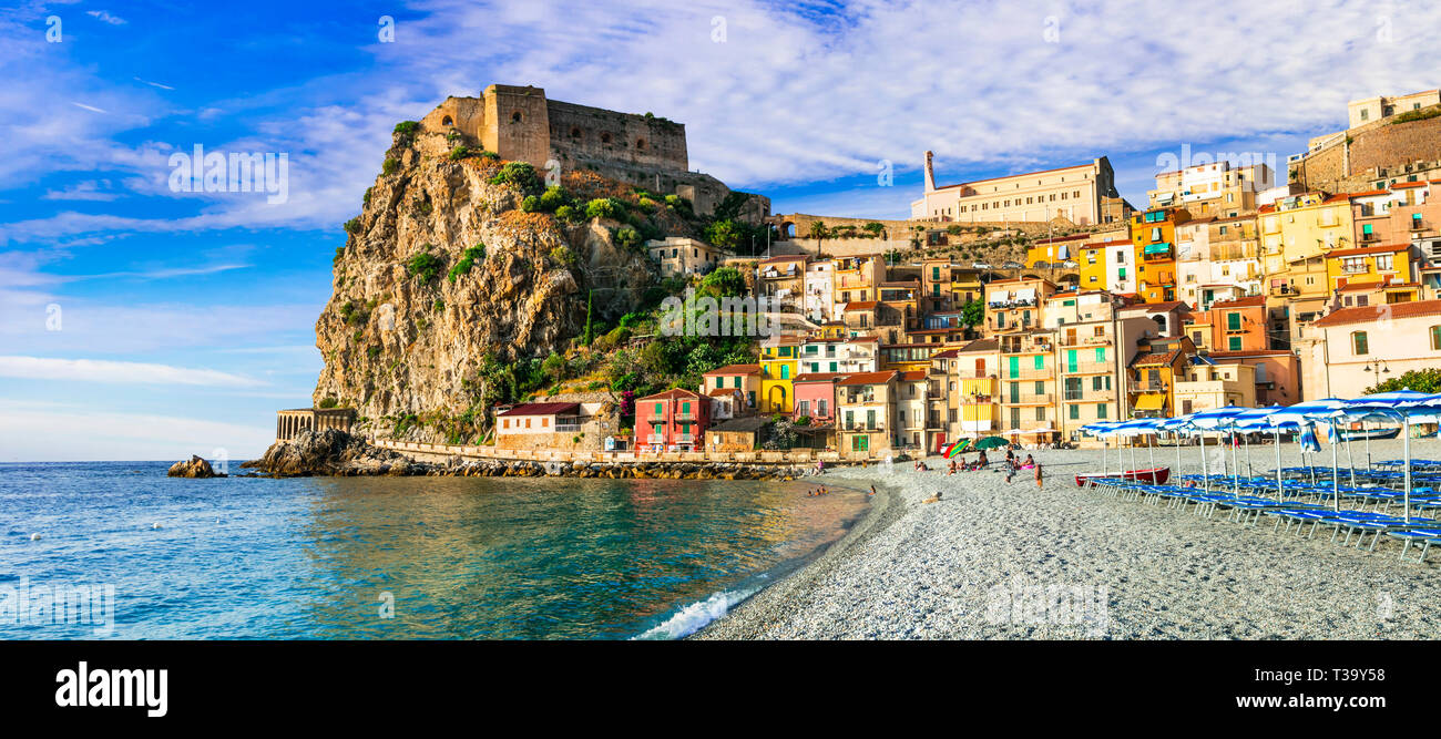 Voyager en Calabre. vacances d'été dans la ville de Scilla. bourg médiéval avec de grandes plages. Italie Banque D'Images