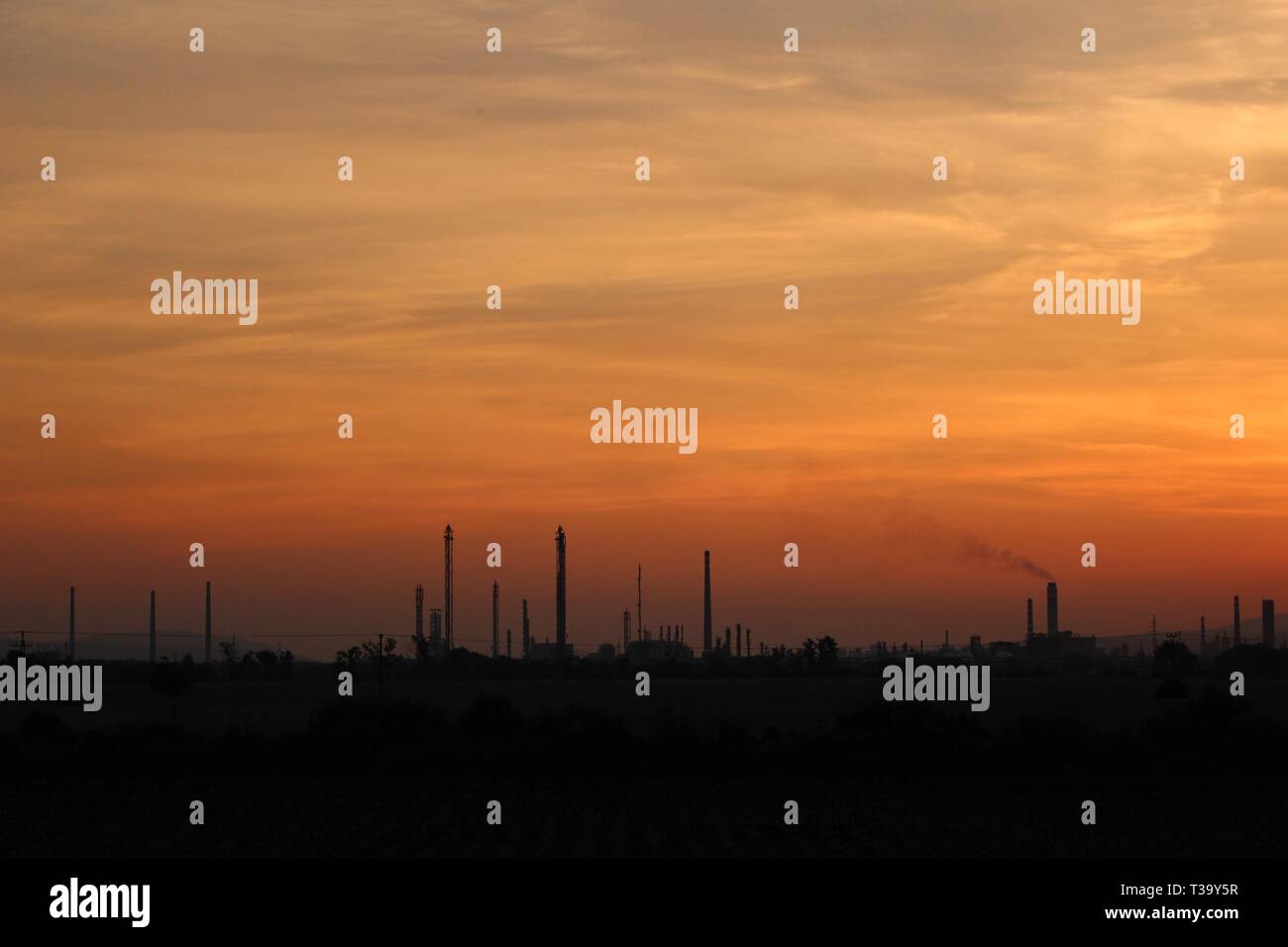 Rafinery d'huile pendant le coucher du soleil Banque D'Images