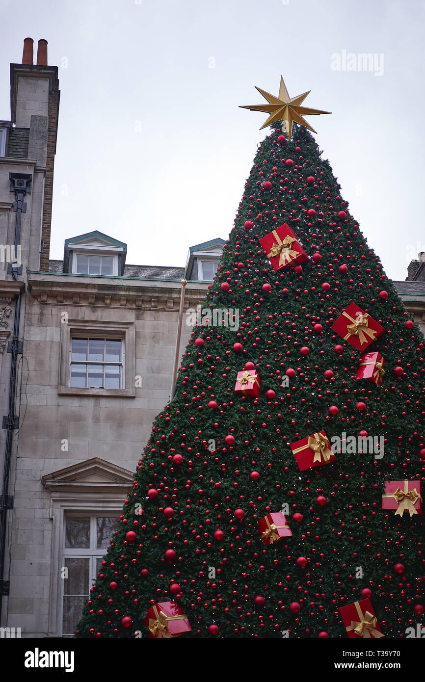 Londres, UK - Novembre 2018. Décoration de Noël en forme d'un arbre sur une façade d'immeuble dans le quartier de Mayfair, l'une des plus onéreuse à Londres. Banque D'Images