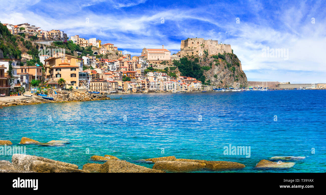 Voyager en Calabre. vacances d'été dans la ville de Scilla. bourg médiéval avec de grandes plages. Italie Banque D'Images
