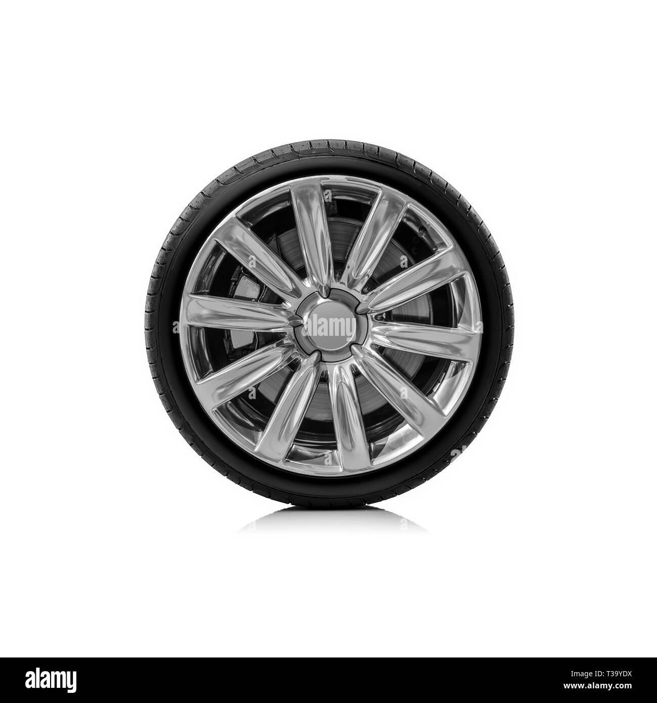 Roue de voiture isolé sur fond blanc Banque D'Images