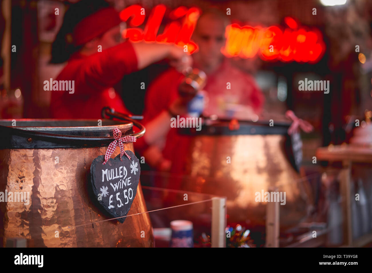 Pots de vin chaud dans un étal dans un marché de Noël. Concept de saison. Focus sélectif. Le format paysage. Banque D'Images