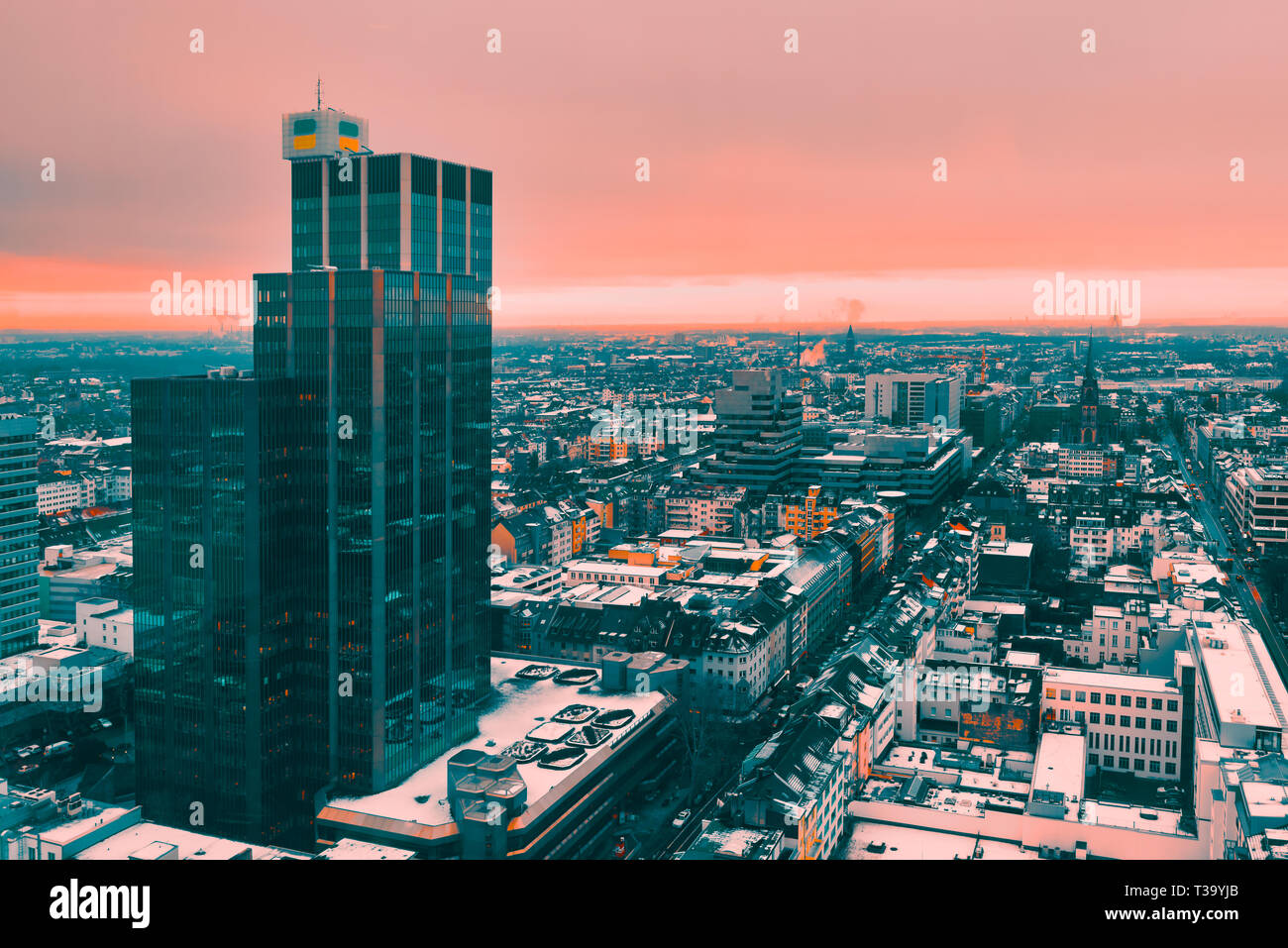 Düsseldorf, Allemagne - 01 Février 2019 : Le soleil d'hiver s'élève au-dessus de Düsseldorf et touche la ville se réveiller avec la magie de la lumière. Banque D'Images