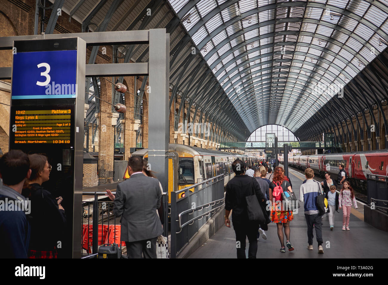Londres, UK - décembre 2018. Les touristes et les navetteurs de la gare de King's Cross, l'un des plus fréquentés dans les gares ferroviaires de Londres. Banque D'Images