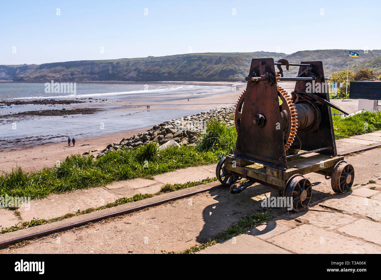 Une vue panoramique de Runswick Bay, un petit village de pêcheurs sur la côte, dans le North Yorkshire, Angleterre avec un chariot soutenant une corde de treuil adapté. Banque D'Images