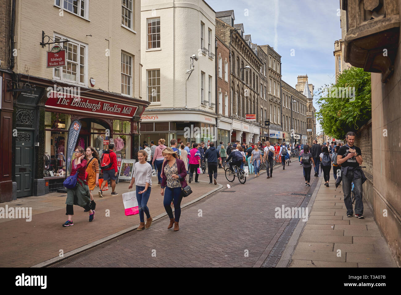Cambridge, UK - décembre 2018. Les touristes et les habitants de shopping dans l'une des rue principale dans le centre historique. Banque D'Images