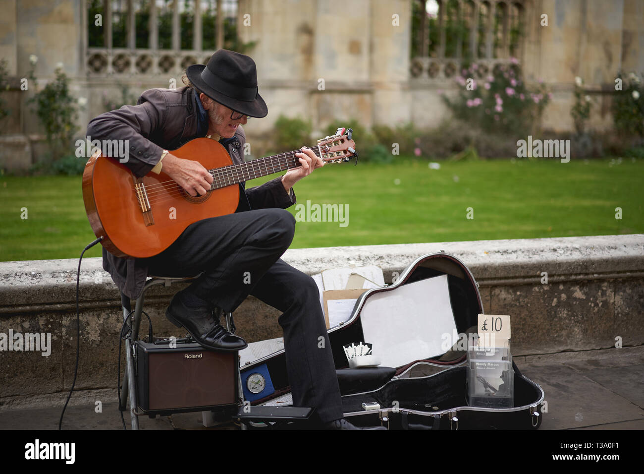 Cambridge, UK - décembre 2018. Musicien de rue d'effectuer dans la rue en dehors de la King's College. Banque D'Images