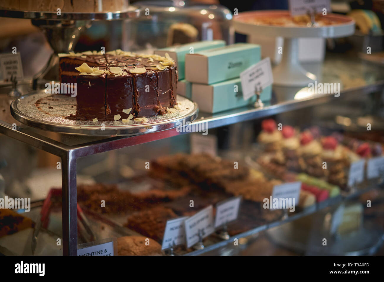 Un Gateau Au Chocolat Et Caramel Au Beurre Sale Sur L Affichage Dans Une Boulangerie Avec D Autres Gateaux Sur Un Arriere Plan Flou Le Format Paysage Photo Stock Alamy Un Gateau Au Chocolat Et Caramel Au Beurre Sale Sur L Affichage Dans Une Boulangerie Avec D Autres Gateaux Sur Un Arriere Plan Flou Le Format Paysage Photo Stock Alamy