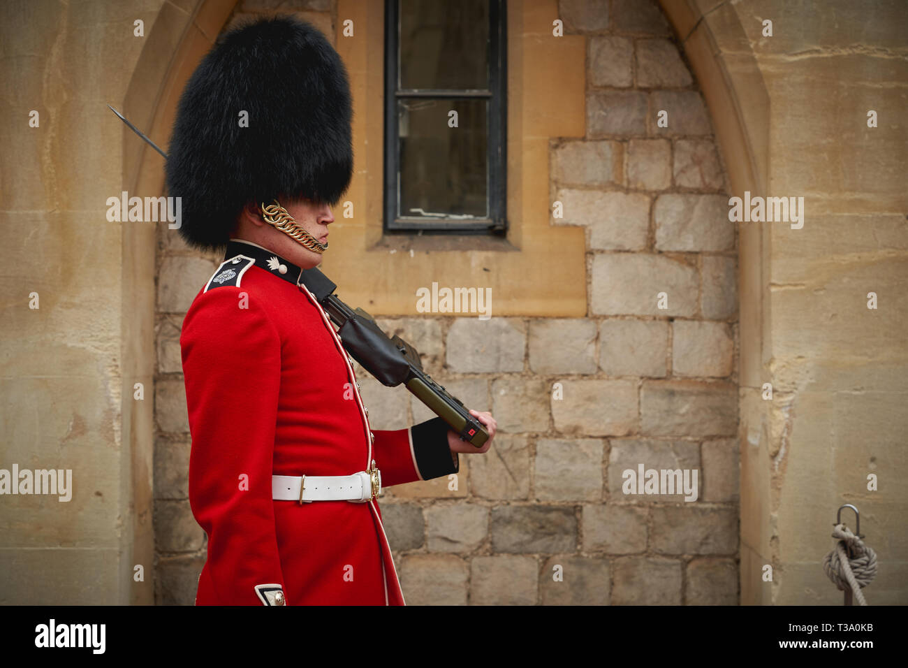 Windsor, Royaume-Uni - décembre 2018. Une sentinelle de la garde des grenadiers dans son uniforme iconique à l'extérieur de porte du château de Windsor. Banque D'Images