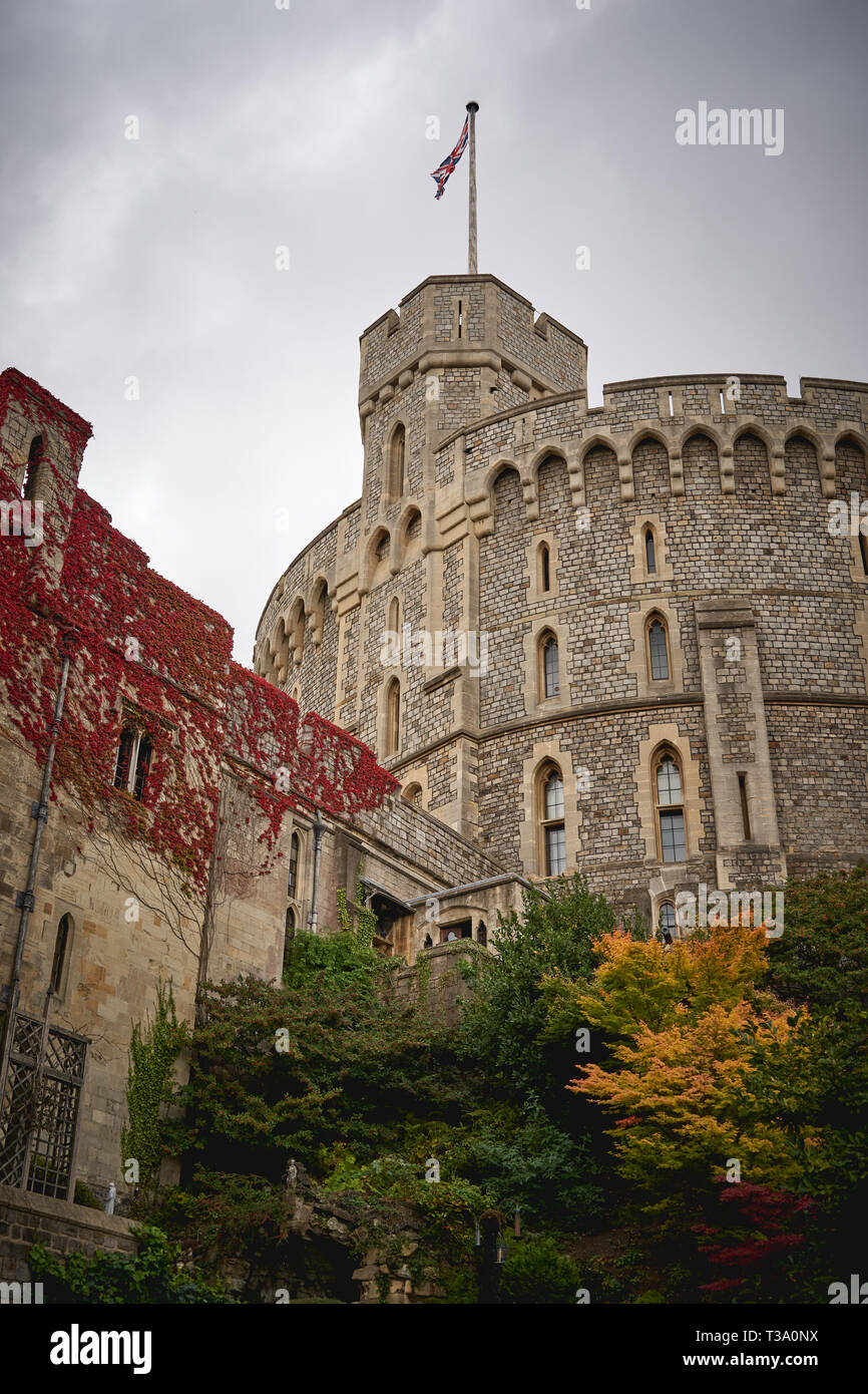 Windsor, Royaume-Uni - décembre 2018. La tour ronde au quartier du château de Windsor, résidence royale dans le comté anglais du Berkshire. Banque D'Images