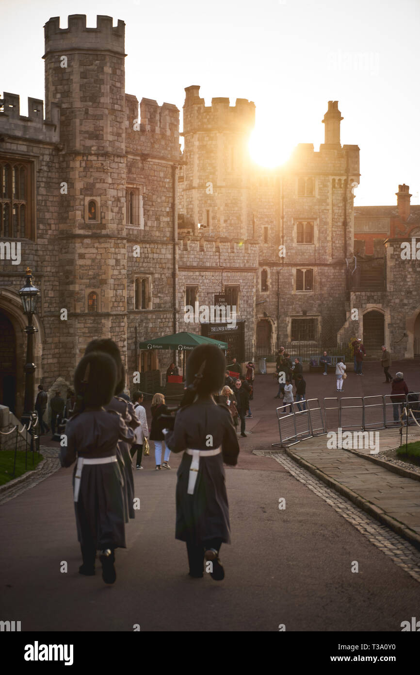 Windsor, Royaume-Uni - décembre 2018. Un groupe de sentry Grenadier guards dans leur uniforme iconique marchant à l'extérieur de porte du château de Windsor. Banque D'Images