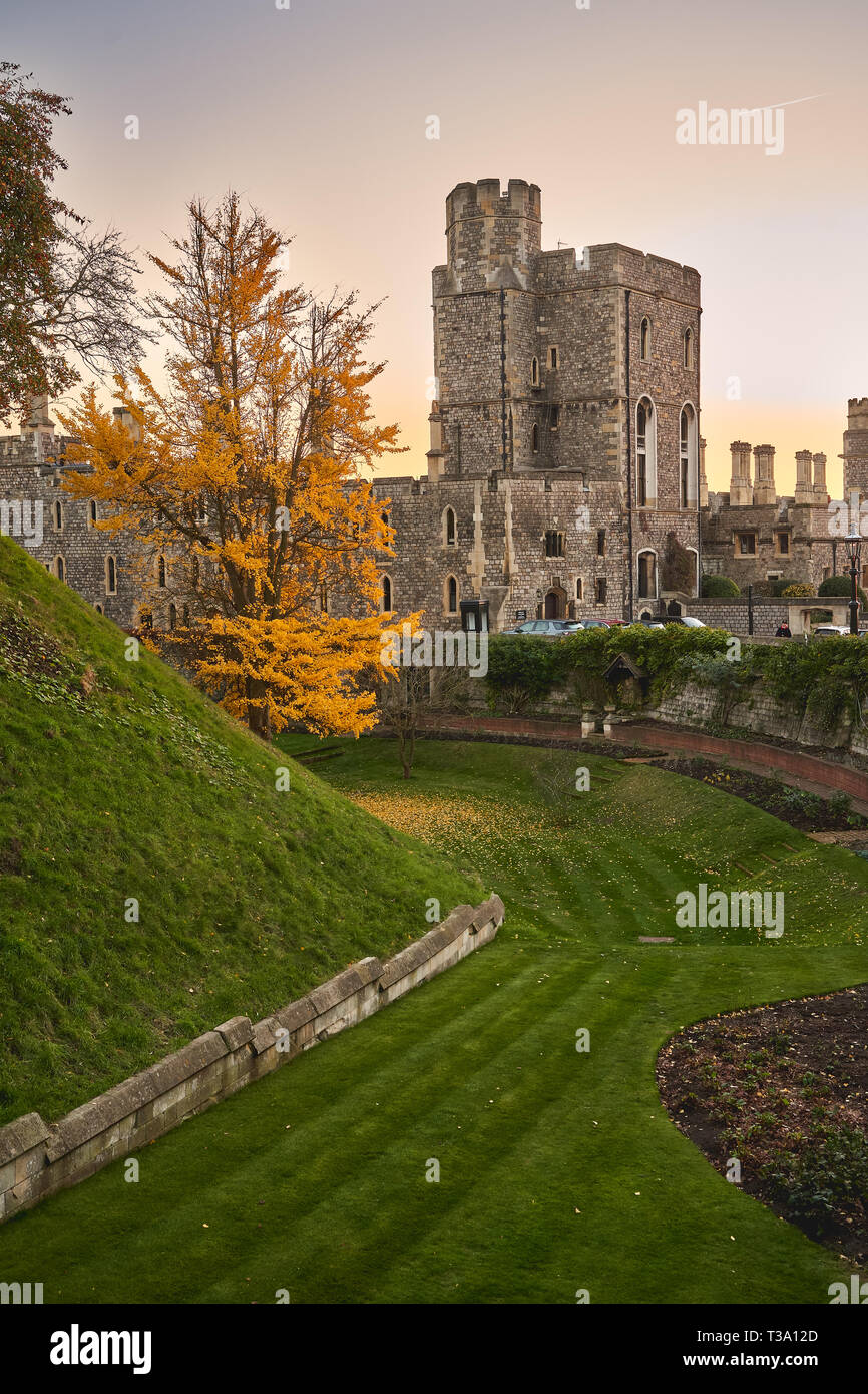 Windsor, Royaume-Uni - décembre 2018. Au coucher du soleil Vue automnale du Moyen Ward et le Henry III Tower dans le château de Windsor. Banque D'Images