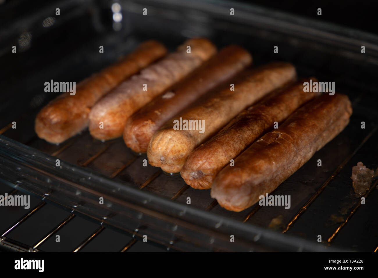 Les saucisses au four Photo Stock - Alamy