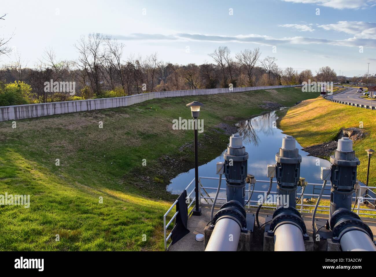 Évacuateur de crues et une vue sur la barrière de métal pour protéger la digue contre les inondations par l'Opryland le long de la Shelby bas Greenway et zone naturelle Rive Cumberland Banque D'Images