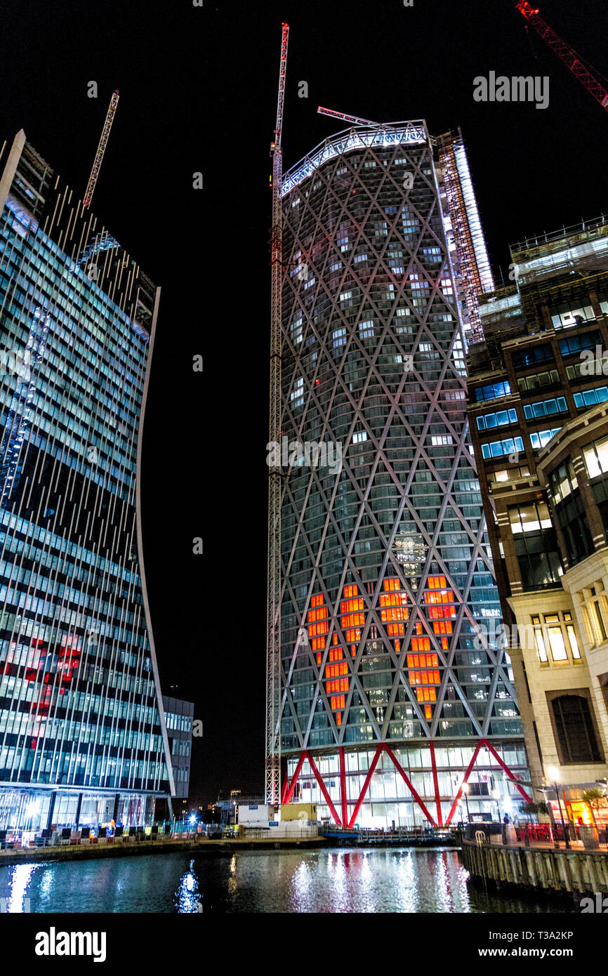 "Deux Cœurs' par Stuart Langley, sur la façade de l'édifice, catégorie gratte-ciel de Terre-Neuve à Canary Wharf phares du Festival d'hiver de 2019, London, UK Banque D'Images