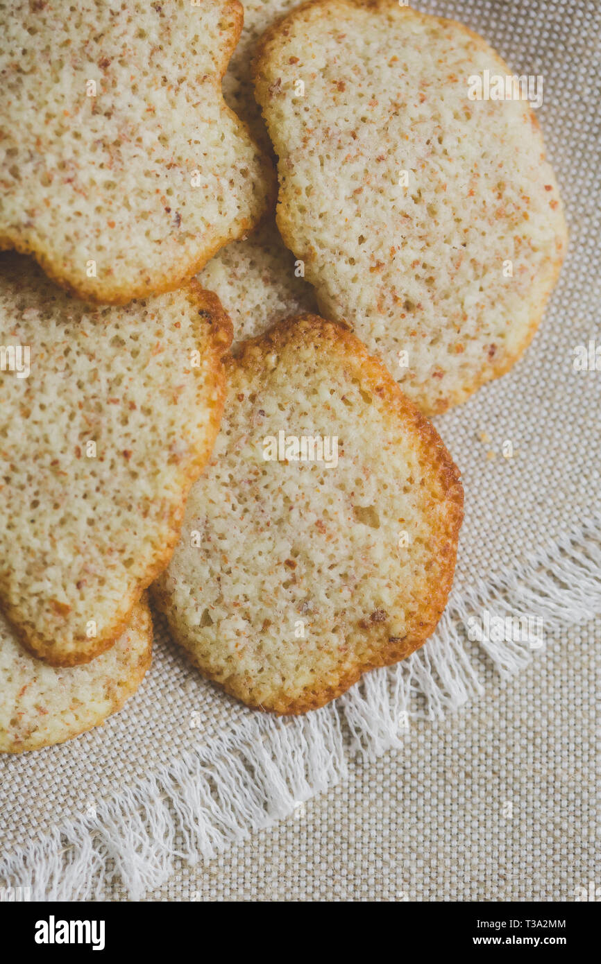 Cookies Noix sur un fond brun Banque D'Images