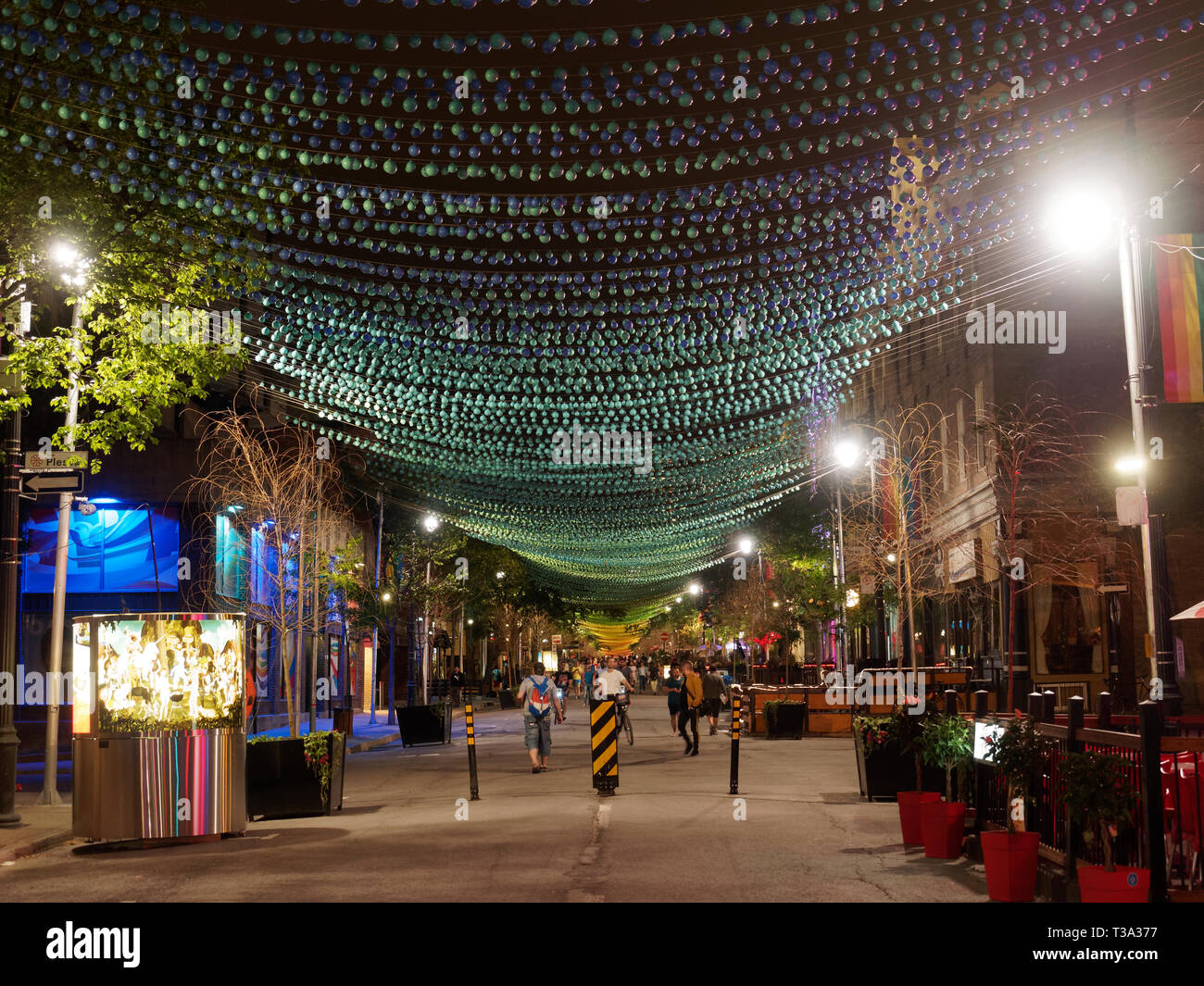 La rue Sainte-Catherine dans le Village gai de Montréal de nuit Banque D'Images