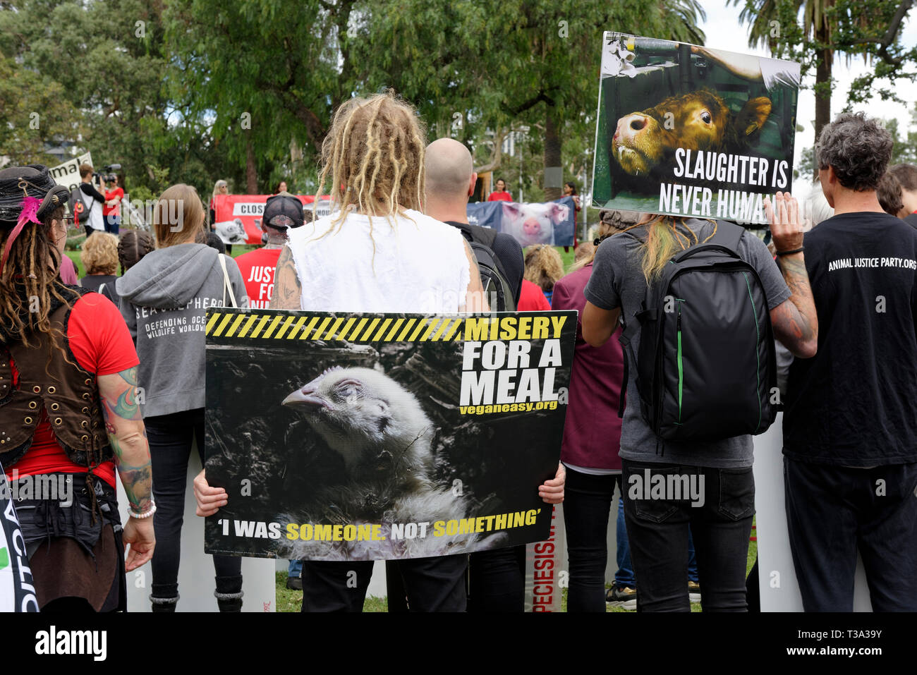 Des centaines de défenseurs des droits des animaux se sont rassemblées dans le quartier d'affaires de Melbourne le 6 avril 2019, Victoria en Australie. Banque D'Images