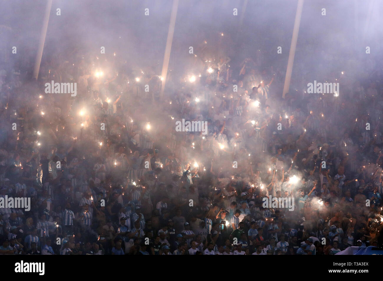 Buenos Aires, Argentine - 07 avril, 2019 : Racing club fans de célébrer avec torches dans le match que racing devient champion dans le Juan Domingo Peron Banque D'Images