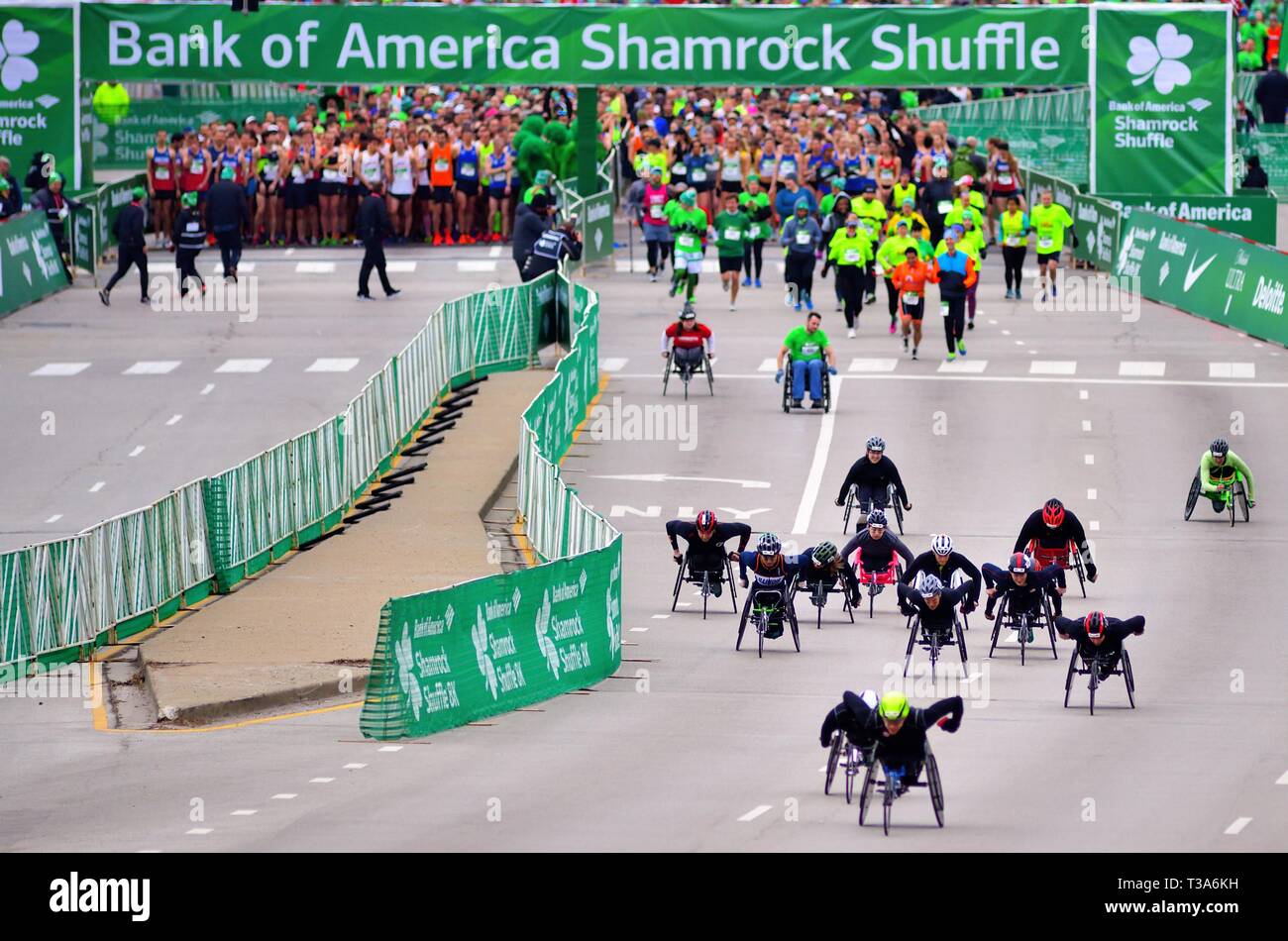 Chicago, Illinois, USA.les athlètes en fauteuil roulant suivi d'handicapés visuels porteur avec leurs guides commencer la course 2019 Shamrock Shuffle. Banque D'Images