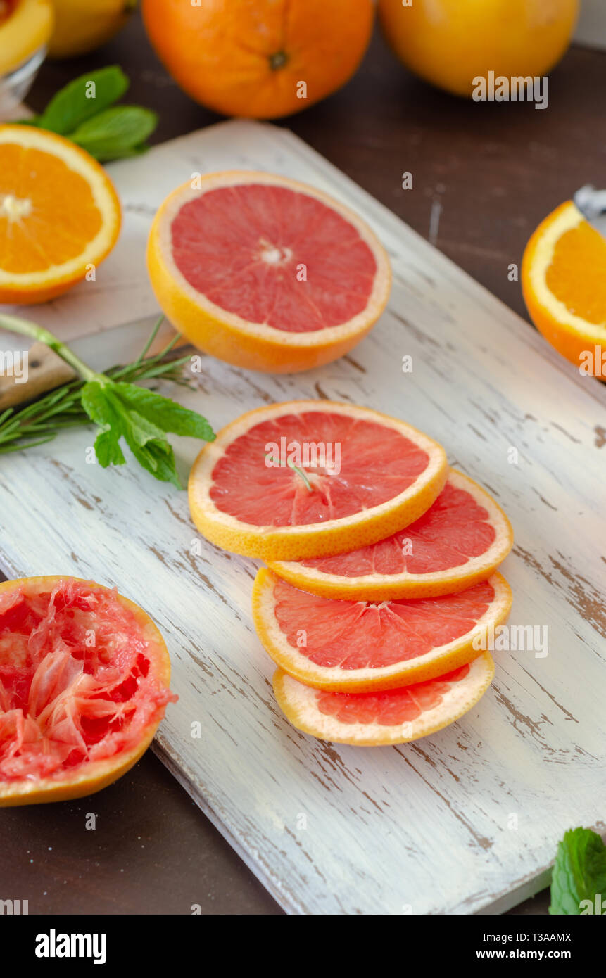 Pamplemousse mûrs et des oranges sur la table en bois, Banque D'Images