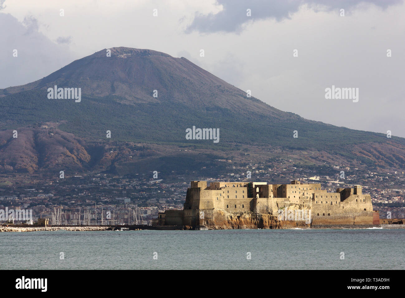 Paysage de Naples avec le Castel dell'Ovo et le Vésuve Banque D'Images