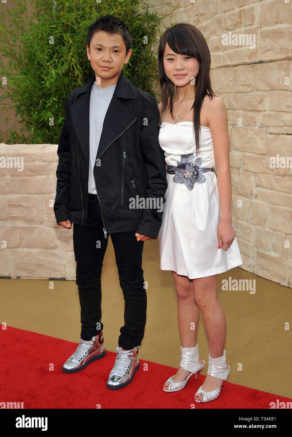 06  Wenwen Han    06 Zhenwei Wang - l'avant-première de Karaté Kid au Westwood Village Theatre de Los Angeles.06  Wenwen Han    06 Zhenwei Wang événement dans la vie d'Hollywood, Californie - Red Carpet Event, USA, Cinéma, Célébrités, photographie, Bestof, Arts, Culture et divertissement, Célébrités, Mode Topix Meilleur de Hollywood, la vie, événement dans la vie d'Hollywood, Californie - Tapis rouge et en backstage, cinéma, télévision, célébrités, célébrités de la musique, des acteurs du Topix même film en salle, et la star ensemble. enquête de crédit, tsuni@Gamma-USA.com Tsuni / USA, 2010 - Groupe, télévision et film cast Banque D'Images