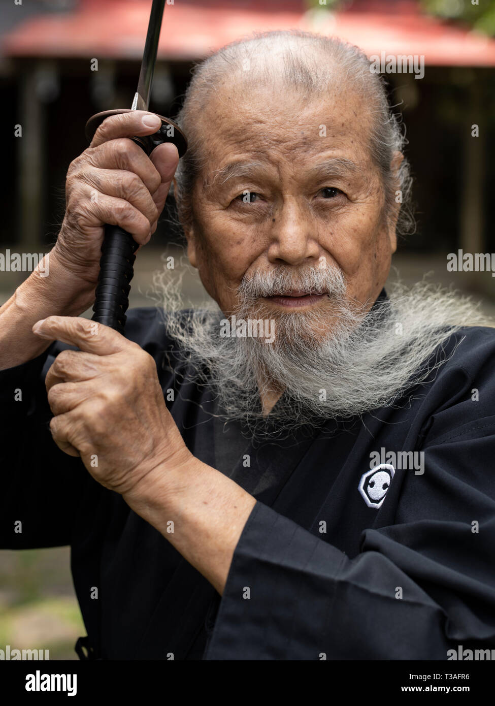 83-year-old Hisao Hamamoto, maître iaido avec épée samouraï à Okinawa au Japon. Le nom du style est HachimanRyu Hamamotoden Koden Jissen BattoJutsu BattoKai Banque D'Images