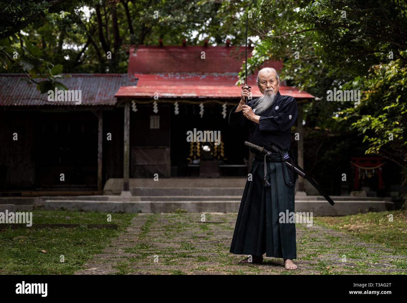 83-year-old Hisao Hamamoto, maître iaido avec épée samouraï à Okinawa au Japon. Le nom du style est HachimanRyu Hamamotoden Koden Jissen BattoJutsu BattoKai Banque D'Images