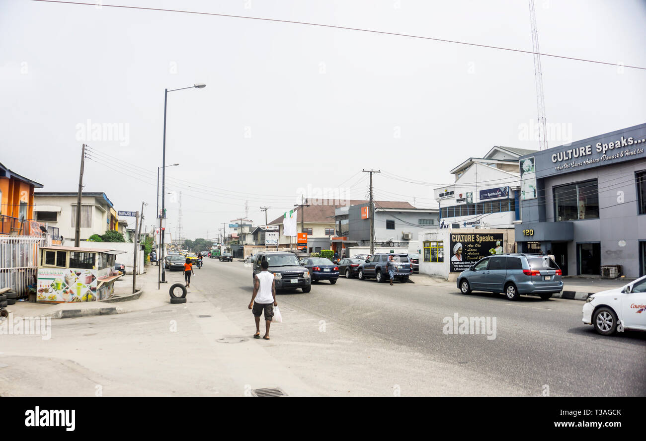 Lagos Nigeria 15 février 2019 - Une longue après-midi sur la rue Thomas Bode surulere - avec les véhicules, les bâtiments et les gens Banque D'Images