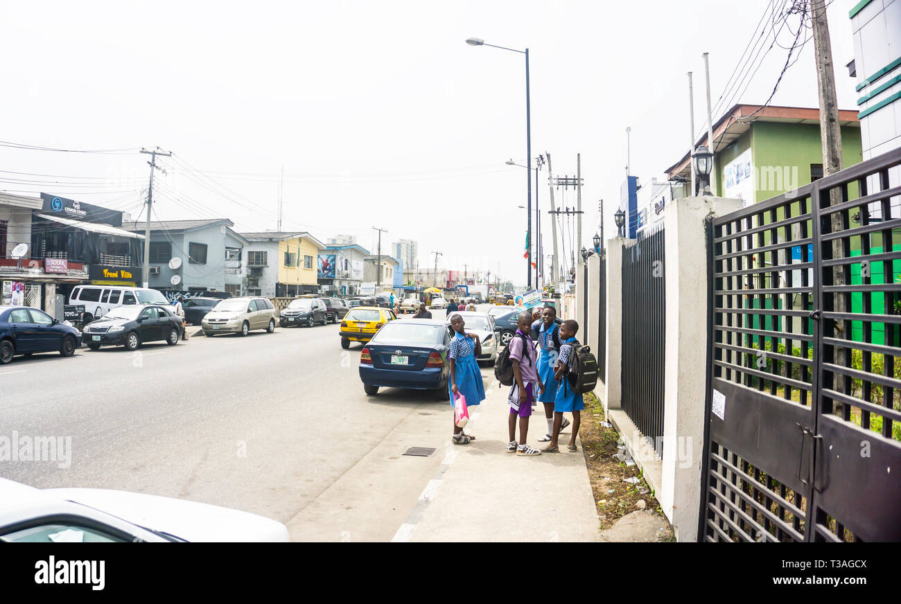 Lagos Nigeria 15 février 2019 - Une longue après-midi sur la rue Thomas Bode surulere - avec les véhicules, les bâtiments et les gens Banque D'Images