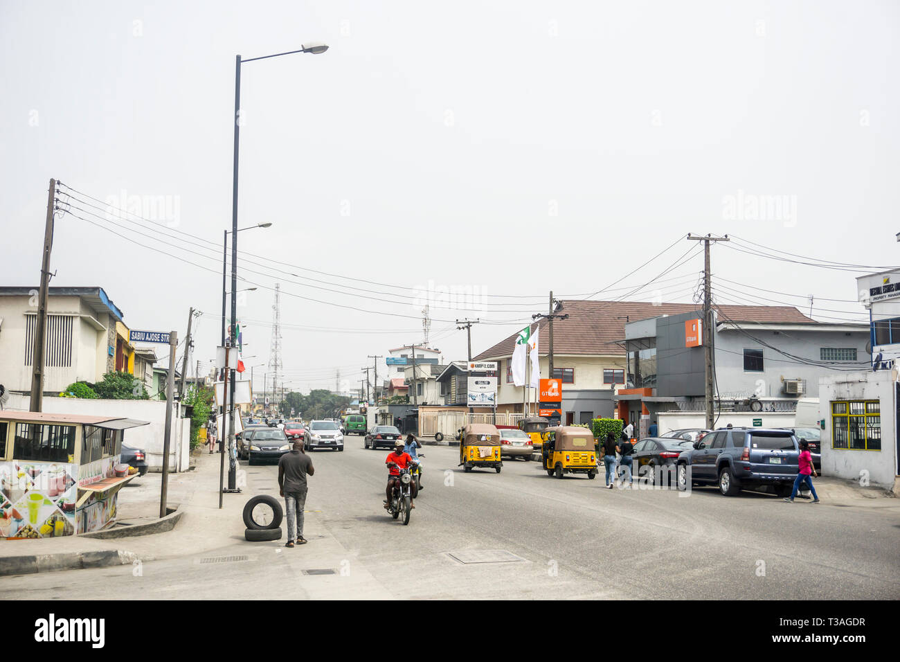 Lagos Nigeria 15 février 2019 - Une longue après-midi sur la rue Thomas Bode surulere - avec les véhicules, les bâtiments et les gens Banque D'Images