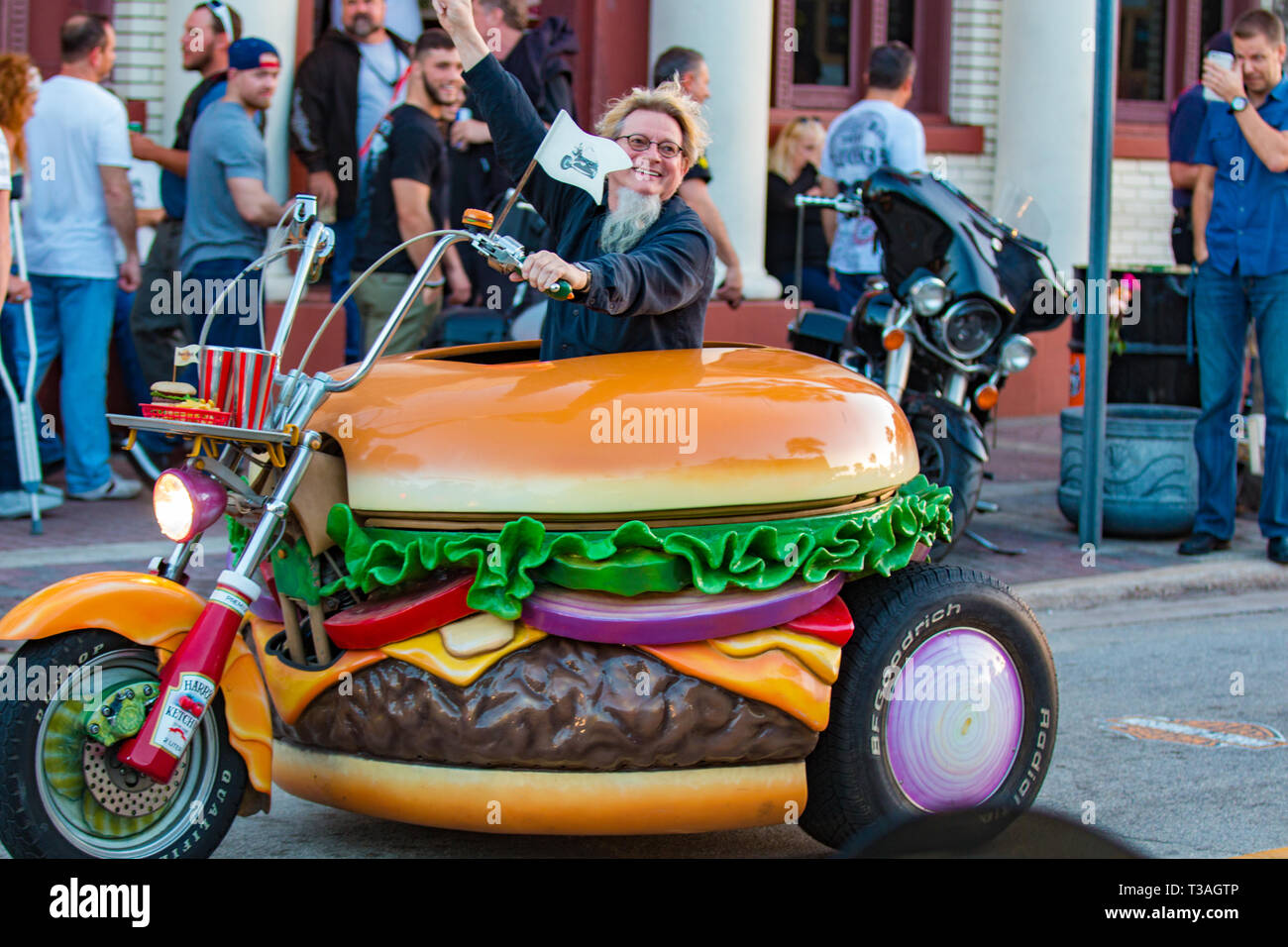 Daytona Beach, FL - 07 mars 2016 : Hamburger Harry chevauche son hamburger Harley sur la rue principale au cours de la 75e Assemblée Daytona Bike Week. Banque D'Images