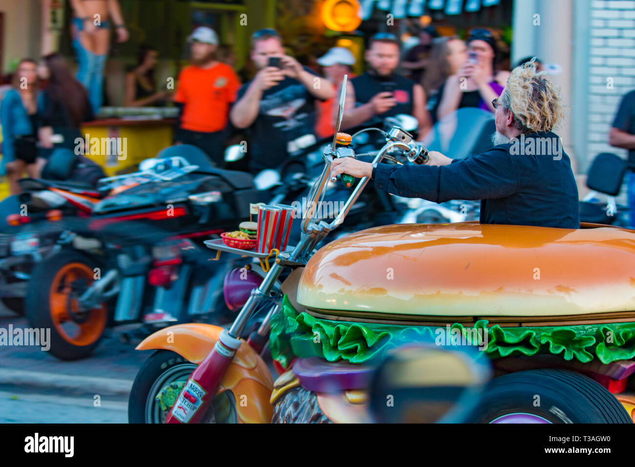Daytona Beach, FL - 07 mars 2016 : Hamburger Harry chevauche son hamburger Harley sur la rue principale au cours de la 75e Assemblée Daytona Bike Week. Banque D'Images