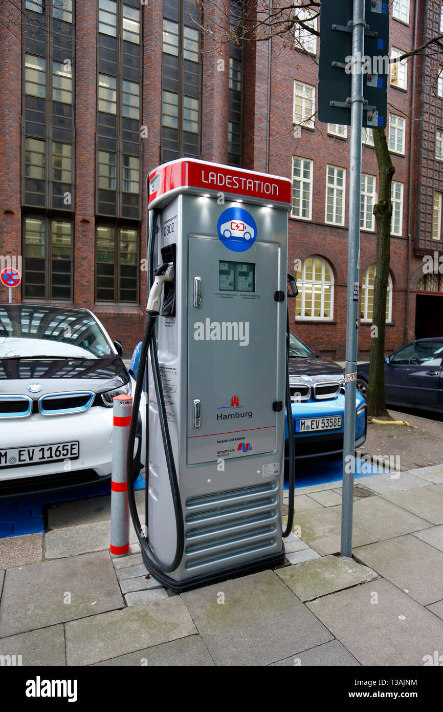 Une paire de BMW i3 voitures à la bordure de la station de charge de voiture électrique à Hambourg, Allemagne Banque D'Images