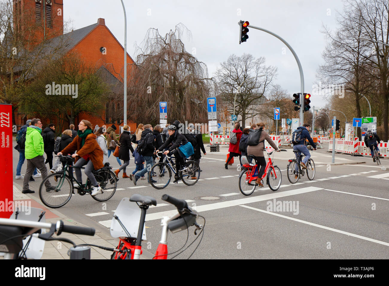 Les navetteurs et les navetteurs à vélo près de la station de métro U Christuskirsche à Hambourg, en Allemagne Banque D'Images