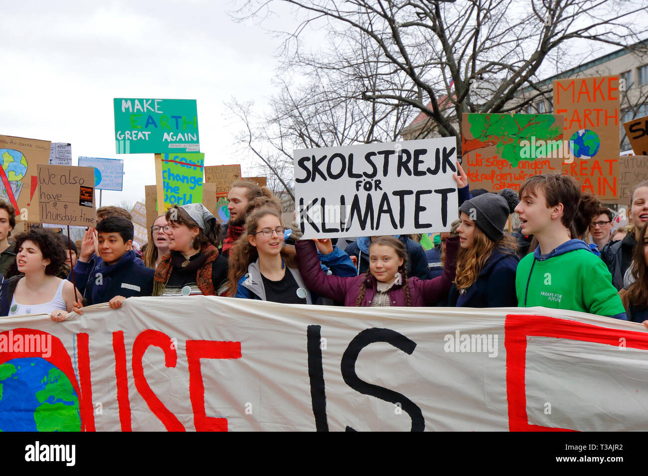 Greta Thunberg est titulaire d'un signe pour kolstrejk «Klimatet" (École grève pour le climat) au 29 mars 2019 vendredi pour les changements climatiques à venir mars, Berlin Banque D'Images