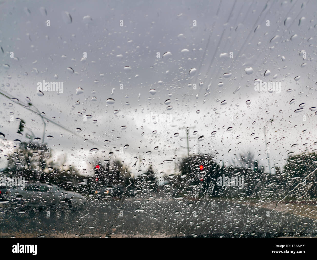 La conduite dans la saison des pluies à la California Los Angeles urban Banque D'Images