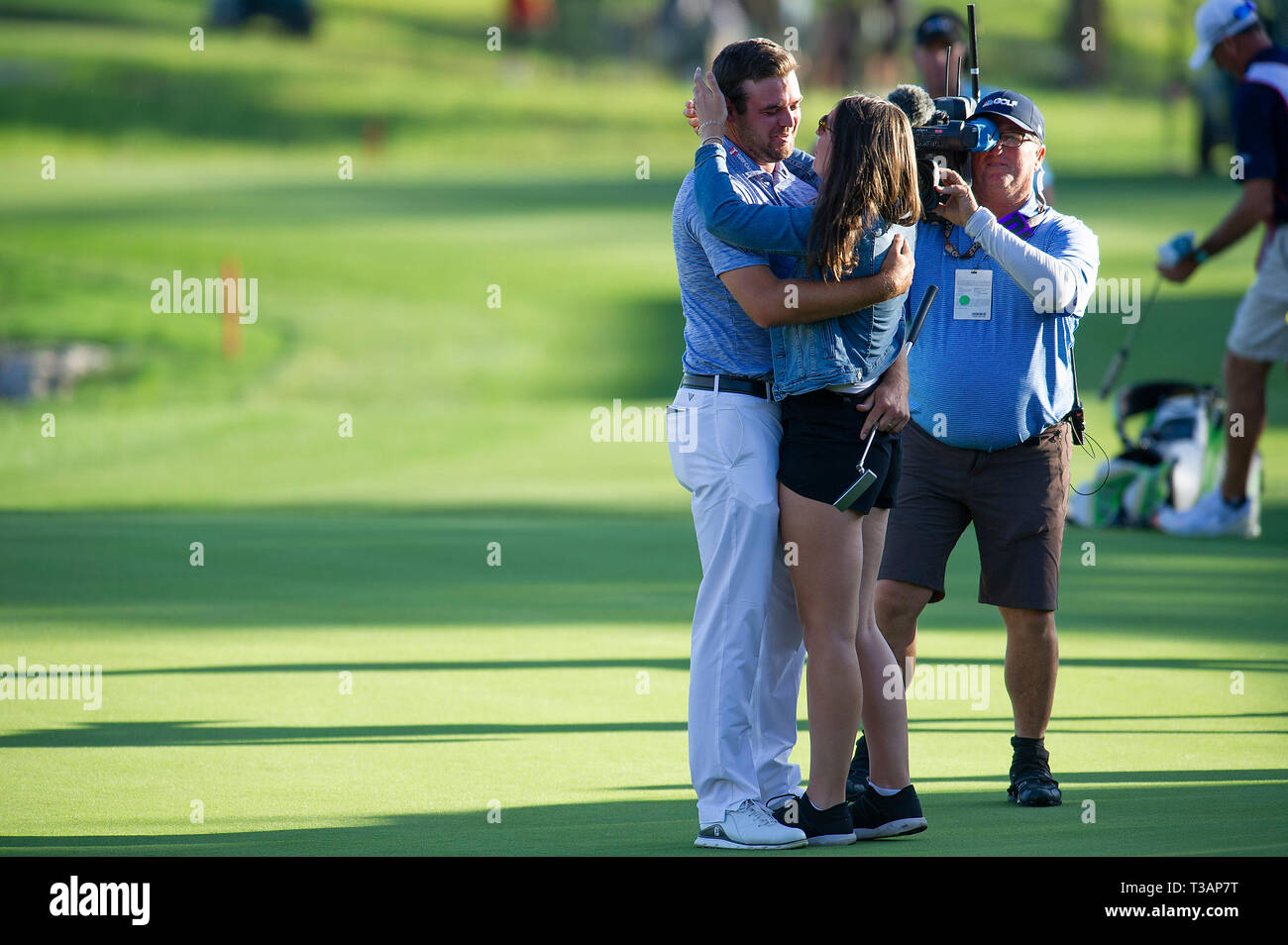 San Antonio, Texas, USA. Le 07 avril 2019 : Corey Conners célèbre sa victoire avec femme Malory Conners tour final à la Valero Texas Open, PTC San Antonio Oaks bien sûr. San Antonio, Texas. Mario Cantu/CSM Crédit : Cal Sport Media/Alamy Live News Banque D'Images