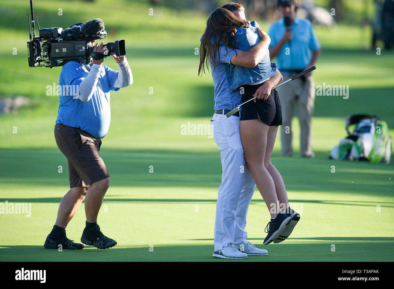San Antonio, Texas, USA. Le 07 avril 2019 : Corey Conners célèbre sa victoire avec femme Malory Conners tour final à la Valero Texas Open, PTC San Antonio Oaks bien sûr. San Antonio, Texas. Mario Cantu/CSM Crédit : Cal Sport Media/Alamy Live News Banque D'Images