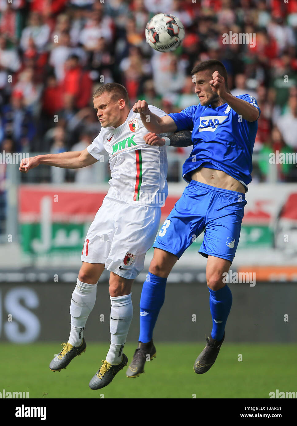 Augsburg, Allemagne. Apr 7, 2019. Hoffenheim est Pavel Kaderabek (R) convoite la récolte avec l'Augsbourg Philipp Max lors d'un match de Bundesliga allemande entre FC Augsburg et TSG 1899 Hoffenheim à Augsburg, Allemagne, le 7 avril 2019. Hoffenheim a gagné 4-0. Crédit : Philippe Ruiz/Xinhua/Alamy Live News Banque D'Images