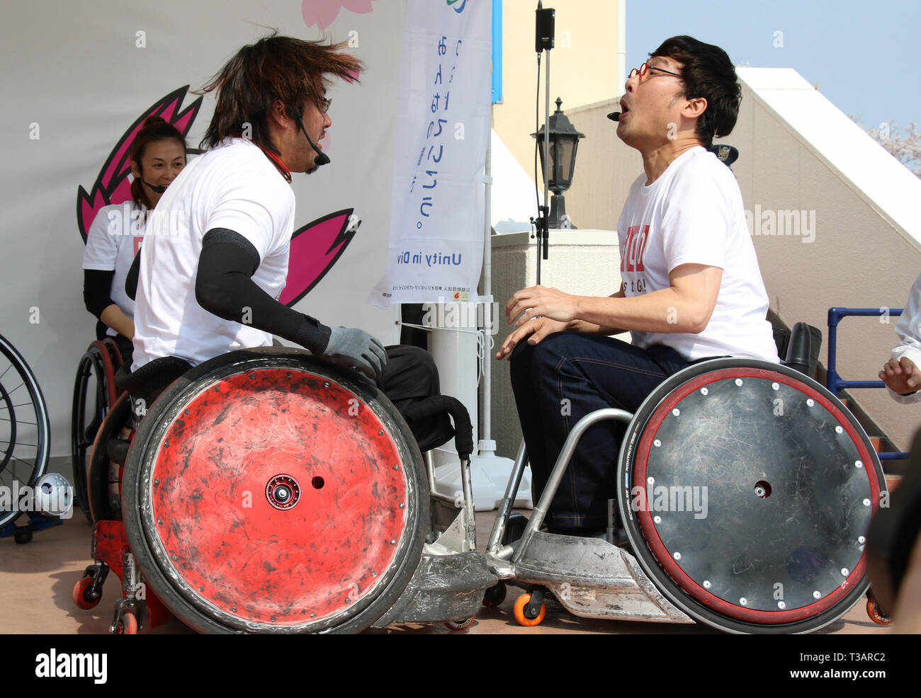 Tokyo, Japon. Apr 7, 2019. Joueur de rugby en fauteuil roulant Japonais Daisuke Ikezaki (L) affrontements avec duo de comédie Bonbons Nankai Ryota Yamasato membre à leur talk show de Tokyo 2020 promotion des Jeux Paralympiques, 500 jours avant de l'événement à Tokyo le Dimanche, Avril 7, 2019. Credit : Yoshio Tsunoda/AFLO/Alamy Live News Banque D'Images