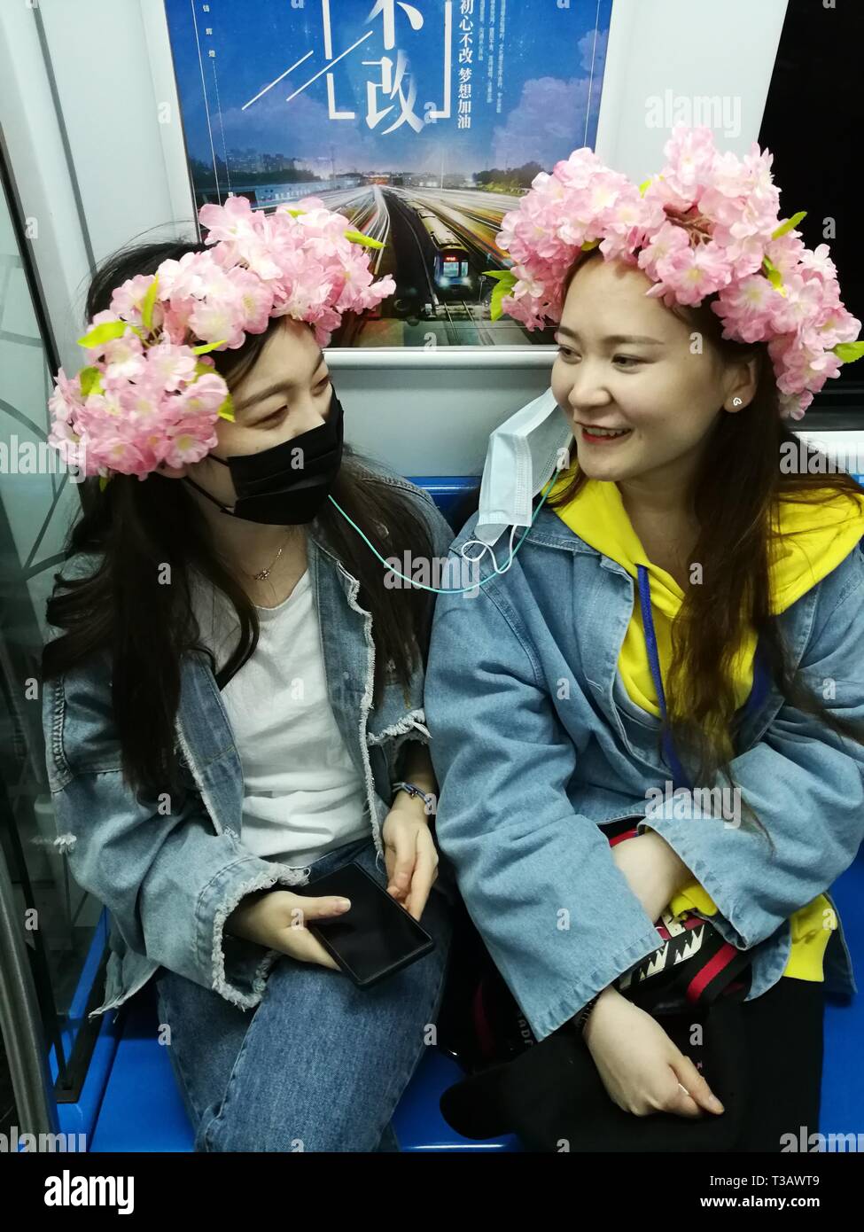 Beijing, Chine. 3ème apr 2019. Les filles chat dans un chariot de métro à Beijing, capitale de Chine, le 3 avril 2019. Credit : Wang Siwei/Xinhua/Alamy Live News Banque D'Images