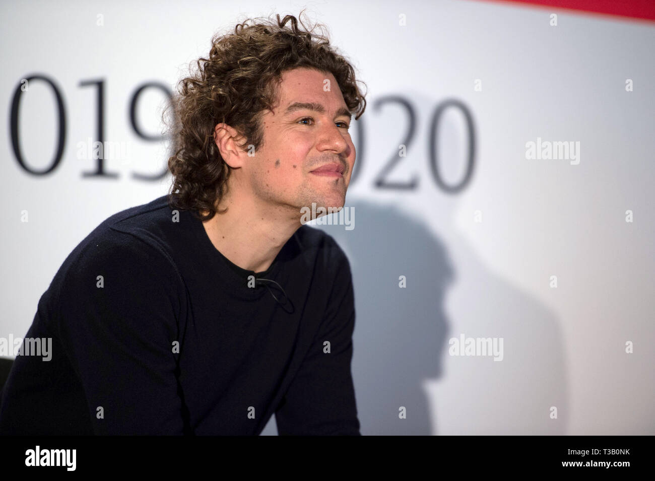 Berlin, Allemagne. Le 08 Avr, 2019. Robin Ticciati, premier chef du Deutsches Symphonie-Orchester pour la saison 2019-2020, à l'écoute d'une conférence de presse dans le Panorama de l'Pergamonmuseum. Credit : Lisa Ducret/dpa/Alamy Live News Banque D'Images