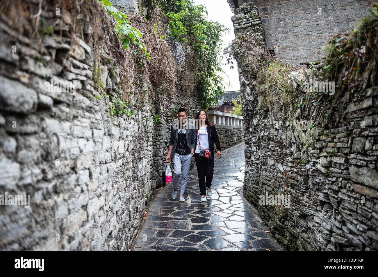 Guiyang, dans la province du Guizhou en Chine. 8Th apr 2019. Personnes visitent Qingyan ville ancienne à Guiyang, capitale de la province du Guizhou en Chine du sud-ouest, le 8 avril 2019. Credit : Tao Liang/Xinhua/Alamy Live News Banque D'Images