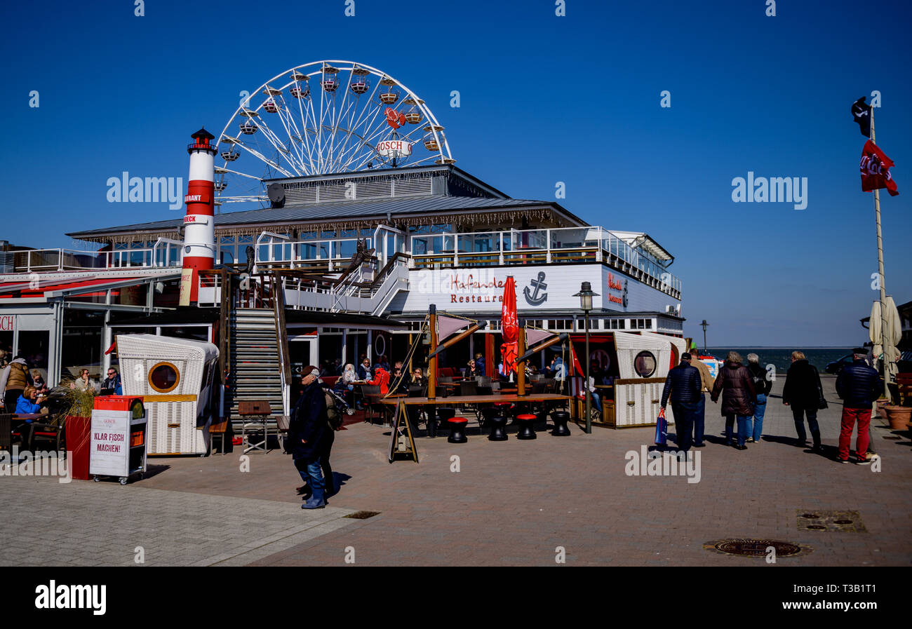 08 avril 2019, le Schleswig-Holstein, List/Sylt : les visiteurs de l'île de Sylt, vous promener dans le port en plein soleil. Photo : Axel Heimken/dpa Banque D'Images